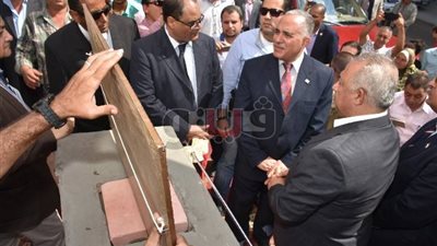 بالصور.. وزير الرى يضع حجر الأساس لازدواج كوبري العبور بالزقازيق