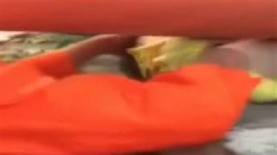 بالفيديو.. زيت الطعام ينقذ طفلا عالقا في مأزق