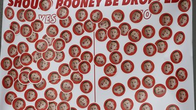 غضب جماهير مانشيستر يونانيتد بعد خروج روني من التشكيل الأساسي