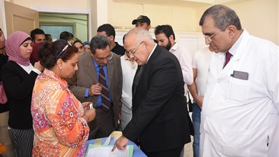 رئيس جامعة القاهرة: تقديم العلاج مجانا لأي طالب مصاب بفيروس سي (صور)