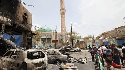 مقتل وإصابة العشرات في انفجار مسجد بصنعاء