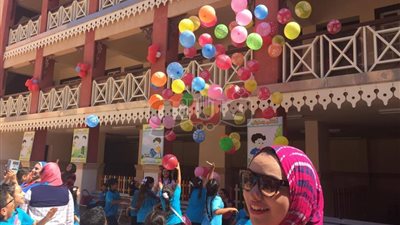 بالفيديو.. احتفال بالبالونات في أول يوم دراسة بـ«اليونانية» في بورسعيد