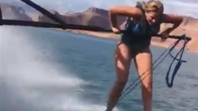 بالفيديو.. سقوط مروع لفتاة حسناء حاولت التزلج