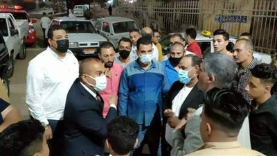 رئيس مدينة المنيا يستمع إلي أهالي مصابي كورونا أمام مستشفى الحميات