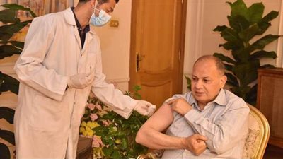 محافظ أسيوط يتلقى الجرعة الأولى من لقاح كورونا