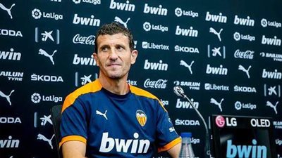 إقالة مدرب فالنسيا بعد الخسارة من برشلونة بالدوري الإسباني