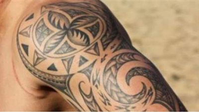 تفسير رؤية الوشم في المنام وعلاقته بالعفة والستر وتغير الحال للأفضل