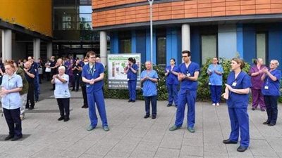 آلاف الأطباء في بريطانيا يخططون لترك العمل بسبب 