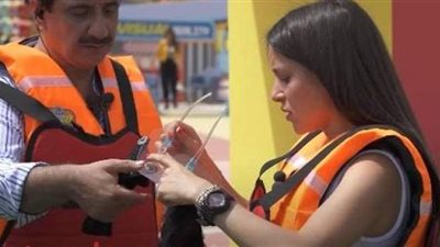 رامز جلال يضرب جميلة عوض في لعبة «البينت بول».. والفنانة: رجلي ازرقت | فيديو