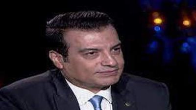 إيهاب توفيق يحبس دموعه حزنا على والده: كان نفسي ألاقيه عايش | فيديو