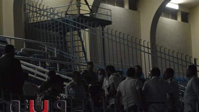 مدرب المحلة يعترض على طريقة الجلوس بالمقصورة قبل مباراة الأهلي | صور