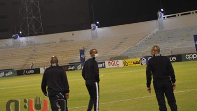 موسيماني وجهازه الفني يتفقد أرضية استاد المحلة | صور