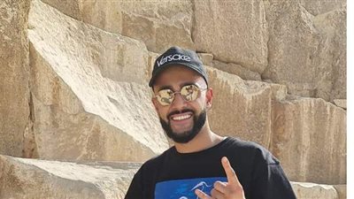 ترويجا للسياحة... جولة تعريفية لمدون روسي في الأهرامات