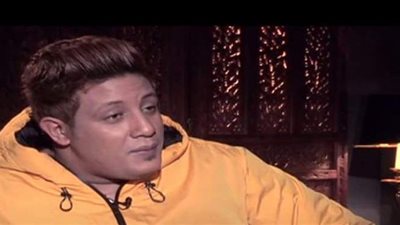 حمو بيكا للأطباء والمهندسين: أنا شقيت وبدأت من الصفر وكنت بنام على الرملة | فيديو