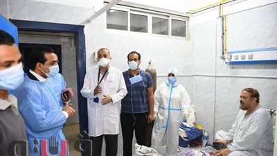 نائب محافظ قنا يفاجئ مستشفى حميات نجع حمادي للاطمئنان على مصابي كورونا | صور