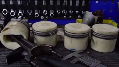 تصنيع مكابس بلاستيكية لمحرك سيارة | فيديو