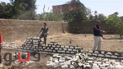 التصدي لبناء مخالف ومصادرة 10 شيش بأبو حماد بالشرقية