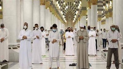 في مشهد نادر.. أب وابنه يصليان التهجد بالناس بالمسجد النبوي | فيديو