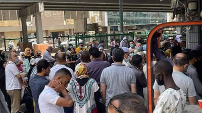 رغم كورونا.. زحام وتكدس أمام البنوك لصرف المعاشات | صور