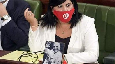 عبير موسى تحضر للبرلمان التونسي بسترة واقية وخوذة دراجات نارية