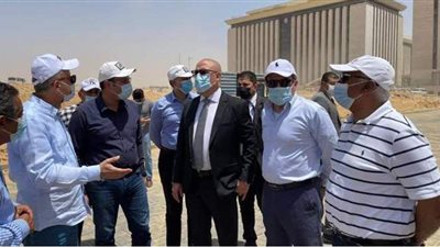 وزير الإسكان يتفقد 