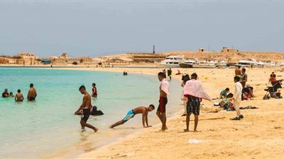 مواطنون يهربون من الطقس الحار إلى شواطئ مطروح | صور