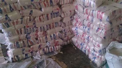 إحباط محاولة بيع 1.5 طن سكر و420 عبوة زيت تمويني بالسوق السوداء في الجيزة