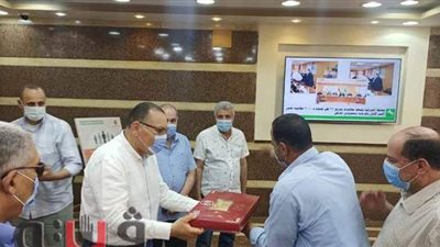 محافظ الشرقية يوزع كحك العيد على العاملين بديوان المحافظة