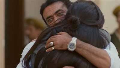 لحظة احتضان ياسمين عبد العزيز لـ أحمد العوضي بعد خروجها من السجن في 