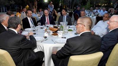 الرئيس الإسرائيلي يقيم مأدبة 