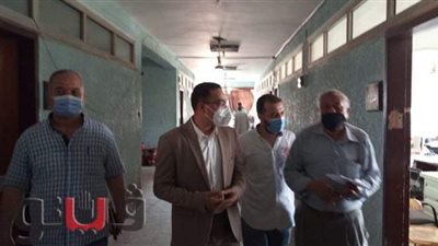 معاون محافظ بني سويف يتابع الالتزام بالكمامة في المصالح الحكومية