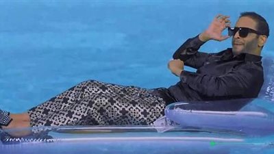 بالسقوط على المسرح ورمي دولارات.. فنان سعودي يثير ضجة بتقليد محمد رمضان | فيديو