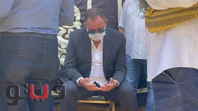 تأثر وحزن محمود الخطيب خلال مراسم دفن محمود باجنيد بمقابر الغفير |فيديو