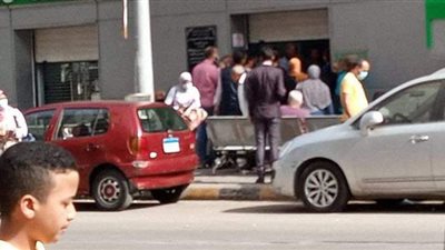 تكدس المواطنين أمام مكاتب البريد والبنوك في الإسكندرية | صور