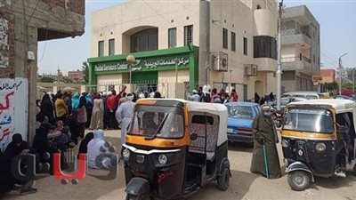 تجمع أصحاب المعاشات أمام مكتب بريد «أبو صوير» في الإسماعيلية | صور