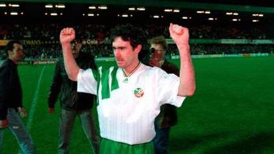 وفاة آلان ماكلوجلين نجم منتخب أيرلندا بعد معركة مع السرطان