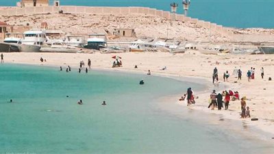 شواطئ مطروح قبلة المواطنين للهروب من الطقس الحار | صور