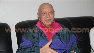 من أرشيف «فيتو».. سبب تقبيل الإمام الشعراوي ليد «مدحت فقوسة»