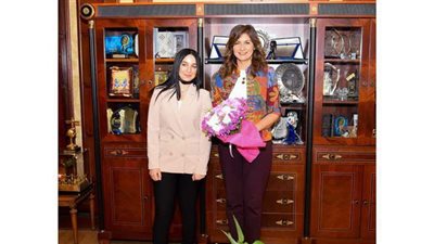 وزيرة الهجرة تستقبل فتاة مصرية بعد حل أزمة توقفها بأحد المطارات
