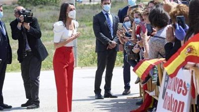 ملابس ملكة إسبانيا تخطف أنظار مصممي الأزياء العالمية