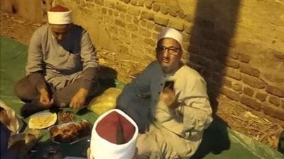 وكيل وزارة الأوقاف بالمنيا يتناول الإفطار بجوار سور مسجد