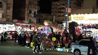 قبل الإجراءات الجديدة.. زحام المواطنين على الأسواق لشراء ملابس العيد بمطروح