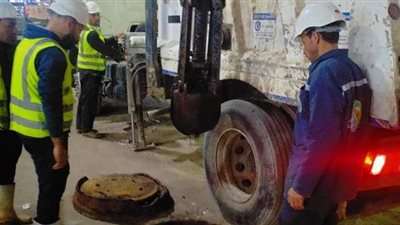 تطهير شبكة الصرف الصحي بشارع ربيع الجيزي | صور