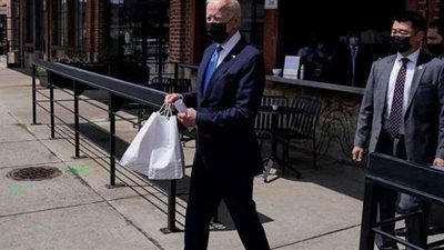 لم يخرج خالي اليدين.. بايدن يفاجئ رواد مطعم مكسيكي | صور