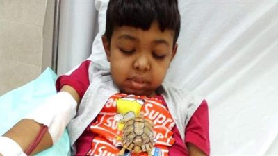 نفسي اجري والعب.. «طفل» يروي معاناته مع الغسيل الكلوي ويناشد السيسي لإنقاذه