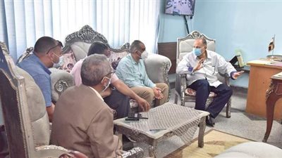 محافظ أسيوط يجتمع برؤساء المراكز لتطبيق مواعيد غلق المحلات | فيديو