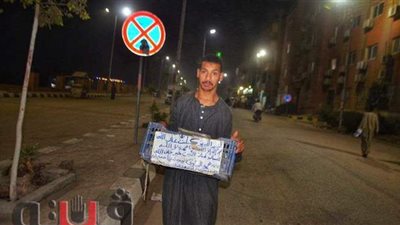 حكاية شاب بالأقصر تحدى إعاقته وواجه صعوبات الحياة بالعمل | صور