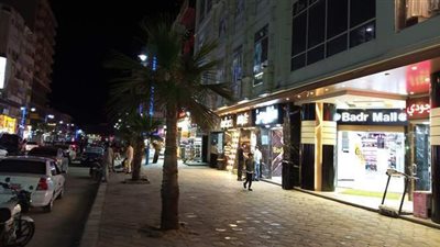 إقبال متوسط من المواطنين على أسواق مطروح قبل غلق المحلات | صور