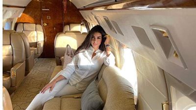 ياسمين صبري بإطلالة مميزة من داخل طائرتها الخاصة