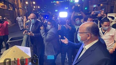 جولة مفاجئة لمحافظ القاهرة لمتابعة تطبيق قرار غلق المحال | فيديو وصور